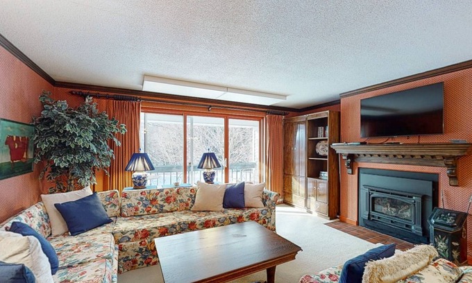 Stowe Area Condo | Ski-In/Out 2-Story Condo w/Shared Heated Outdoor Pool, Fast WiFi, Fireplace, A/C