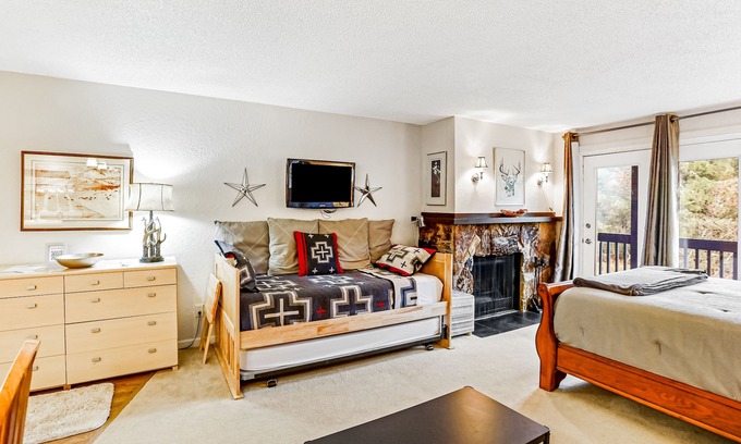 Alyeska Apartment | Ski-in/out condo near hiking & town with sauna & deck with amazing views