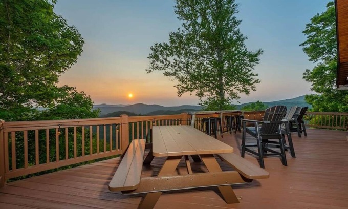 Wolf Laurel Cabin | Ski In/Out @ Hatley Pointe ~Views~HotTub ~Fire Pit