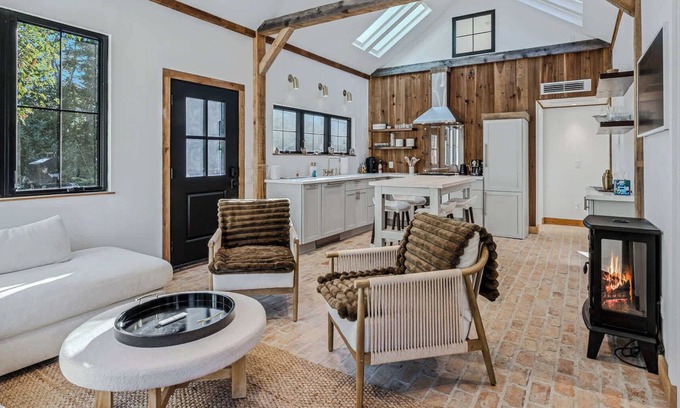 Woodstock House | Ski-In/Out to S6, Sauna & Hot Tub - Little House