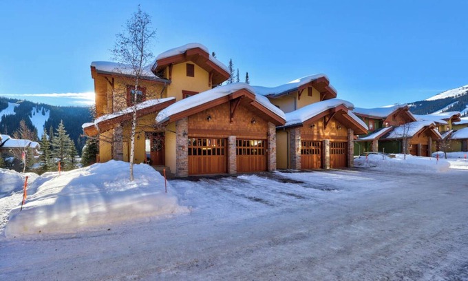 Sun Peaks House | Ski-in/ski-out, 4 bed 3.5 bath & Hot-tub just 5 min walk from the Village!