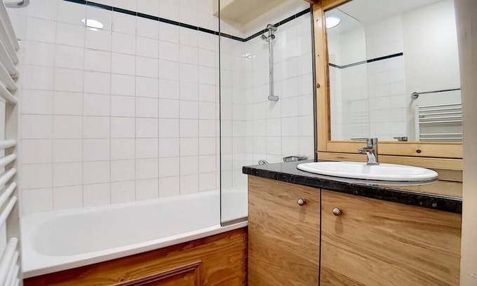 Les Bruyeres Apartment | Ski-in/ski-out & foot of the slopes, 7th floor, balcony, tv, ski locker, 30m², Les Menuires