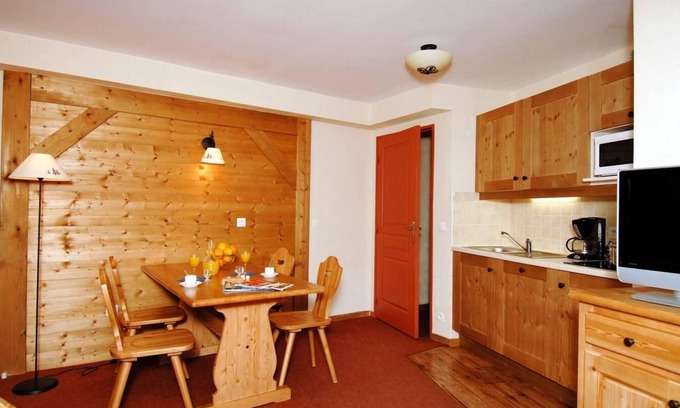 Le Corbier Apartment | Ski-in/ski-out & foot of the slopes, fitness, swimming pool, sauna, parking, tv, 20-25m², Le Corbier