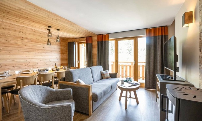 Risoul Apartment | Ski-in/ski-out & foot of the slopes, swimming pool, sauna, hammam, balcony, tv, ski locker, 96-102m²