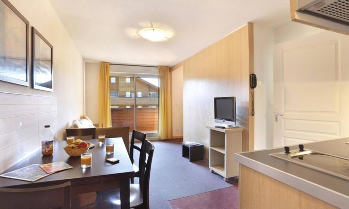 Allos Apartment | Ski-in/ski-out & foot of the slopes, fitness, swimming pool, hammam, terrace, balcony, parking, tv