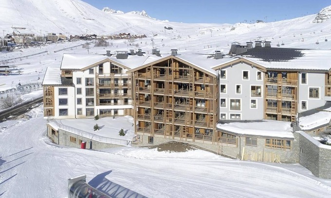 Bergers Apartment | Ski-in/ski-out & foot of the slopes, Ground floor, swimming pool, terrace, parking, tv, ski locker