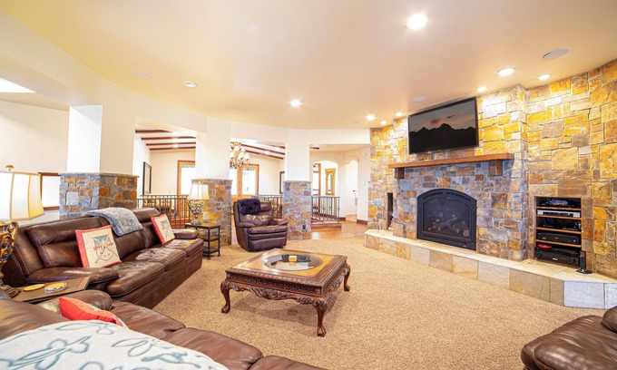 Mammoth Lakes House | Ski-In Ski-Out Luxurious Mountain Estate 298