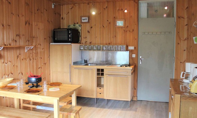 Les Claux Apartment | Ski-In/Ski-Out Studio in Vars Les Claux – Sleeps 5, Balcony, Prime Location
