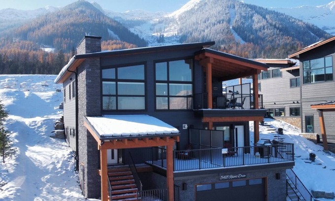 East Kootenay House | Ski In to your Hot Tub & Sauna