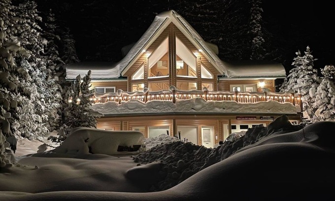 East Kootenay House | Ski & Soak, Alpine Aerie, Hot Tub Retreat
