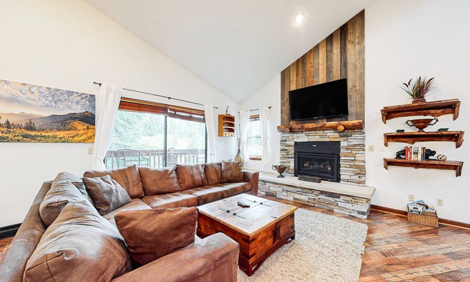 Four O'Clock Condo | Ski straight to the lift—hot tub, pool & balcony for après-ski