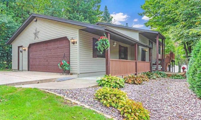 Mosinee Cabin | Skipping Rock Retreat, Mosinee WInCompletely updated lakefront get-away.
