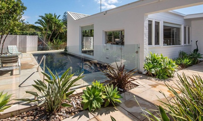 Portsea House | Skomer House Portsea with gas heated pool. Steps to beach and Portsea Pub