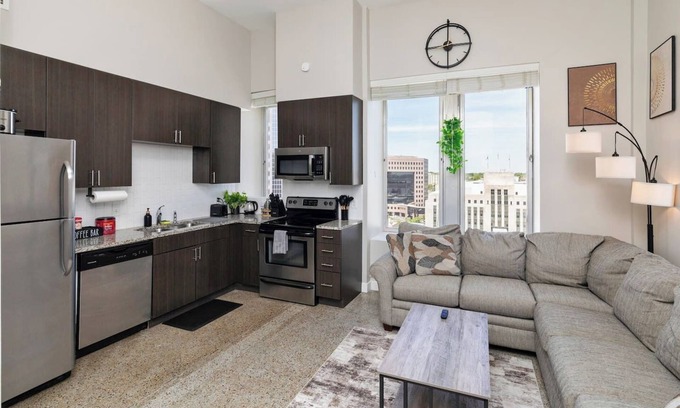 Downtown Des Moines Apartment | Sky Condo - 13th Floor 2br/1ba In Central Downtown