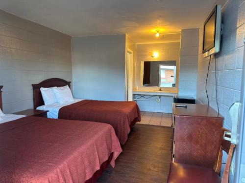 Crestline Heights Hotel | Sky Inn Hotel