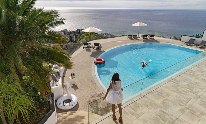 Sao Martinho Villa | Sky Villa, pool and view in a luxury urbanization.
