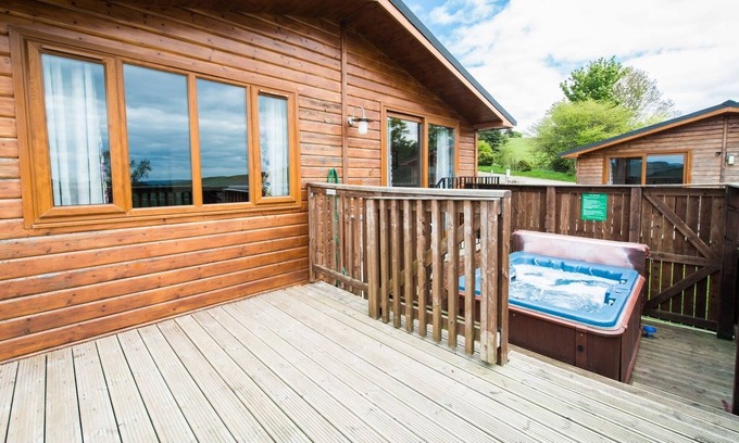 Cupar House | Skylark Lodge with Hot Tub near Cupar, Fife