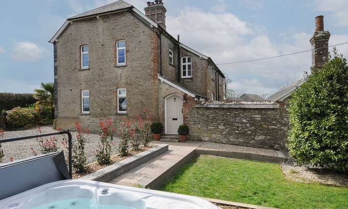 Looe House | SKYLARKS, pet friendly, character holiday cottage in Looe