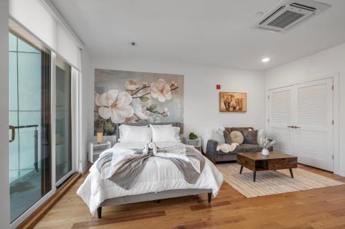 Olde Kensington Apartment | Skyline Studio Modern Comfort Pool Access