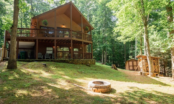 Fletcher Cabin | Skyridge Cabin | Beautiful Log Cabin with Fire Pit | Near Asheville