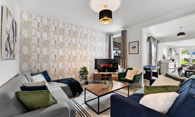 Bedminster House | Sleek and Stylish Bristol Abode - Sleeps 5