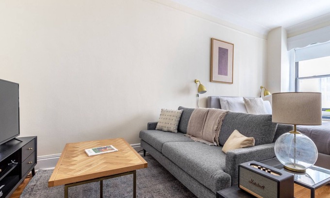 Theatre District Apartment | Sleek Downtown Studio w/W/D, Doorman, nr. Boston Common, by Blueground