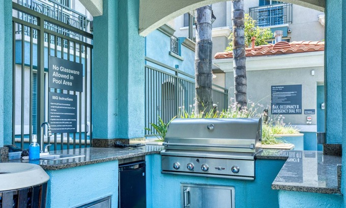 Verdugo Viejo Apartment | Sleek Glendale 2BR w/Gym, Pool & Jacuzzi, walk to Bars, by Blueground