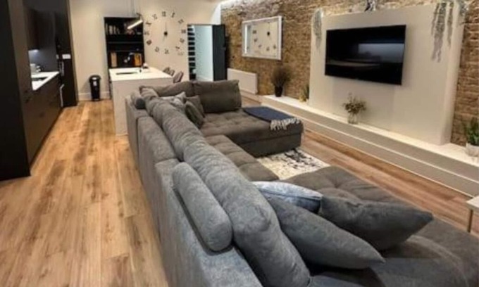 Westcliff-on-Sea Apartment | Sleek & Gorgeous 2BR w/WiFi & Netflix - City Centre Nr Cliffs Pavillion