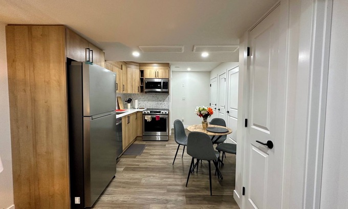 Southwest Edmonton House | Sleek Guest Retreat | 16 - 20 mins to YEG & WEM | Cozy Comfort