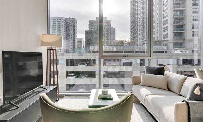 Near North Side Apartment | Sleek River North 1BR w/Gym, Lounge & Roof, 1 block to L, by Blueground