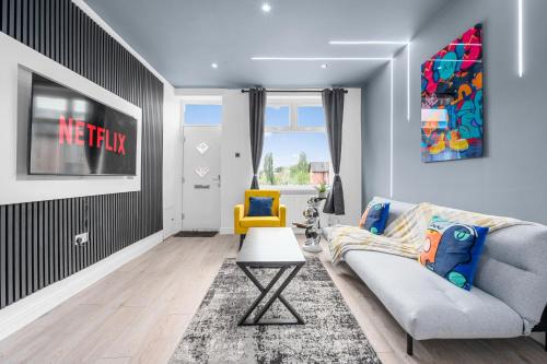 Bolton House | Sleek & Sunny 2BR -The Gallery House - Sleeps 5 - Family Friendly