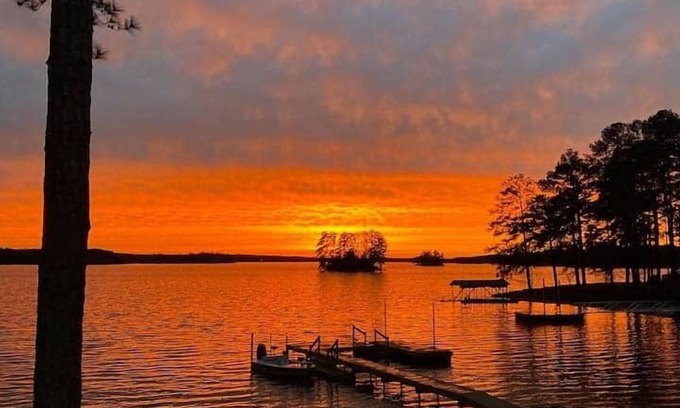 Camden House | Sleep 30: Lakefront Wateree Compound in a Cove!