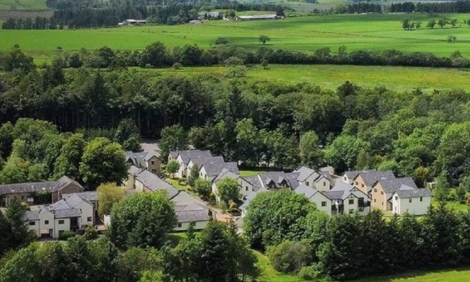 Penrith Cottage | Sleep 8, disabled access with onsite swim pool, gym & restaurant. Late bargain