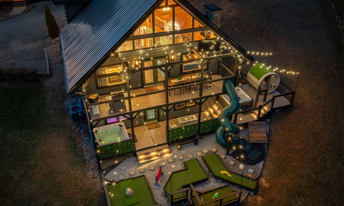 Sevierville Cabin | ~sleep22~arcade-golf-comm.pool-bunks-1.7mi to pkwy