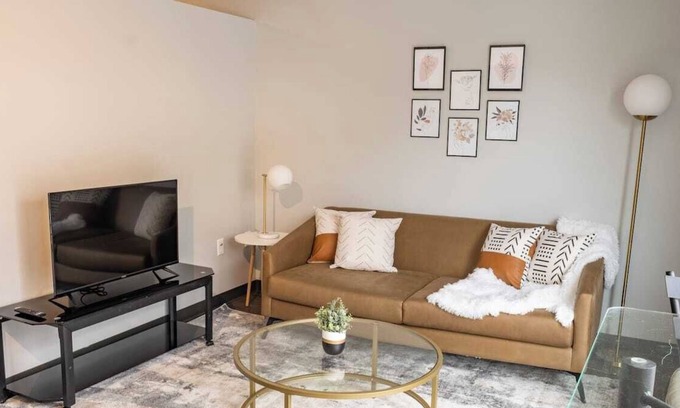 Des Moines Apartment | Sleepover: Airy 1BD/1BA - Downtown Des Moines