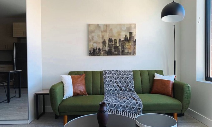 Des Moines Apartment | Sleepover: Extraordinary Studio + Gym- Des Moinesn