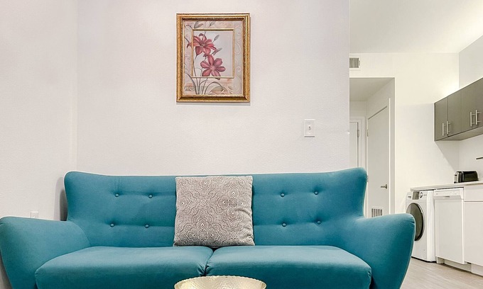 Springfield Apartment | Sleepover: Quaint Studio- Downtown Springfield