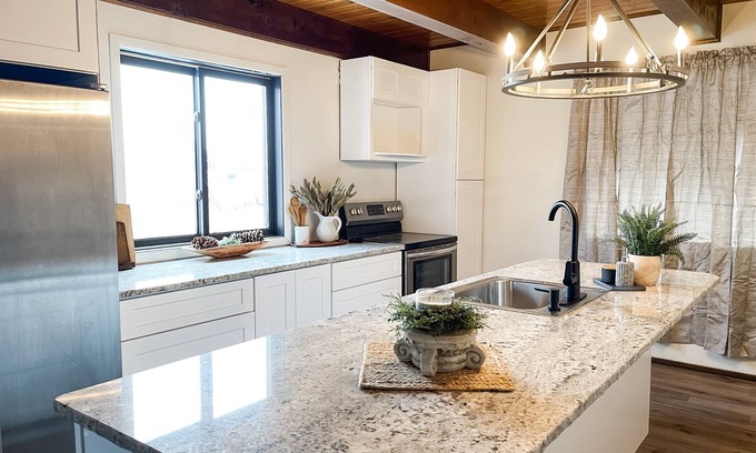 South Fork Cabin | Sleeps 10. 3 master suites! Next to the park! Great for families