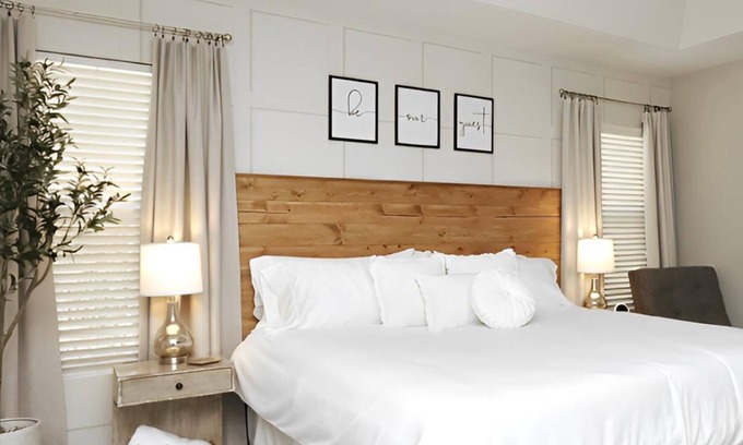 Durham House | Sleeps 10! | King Bed | Covered Patio | RDU & Falls Lake!