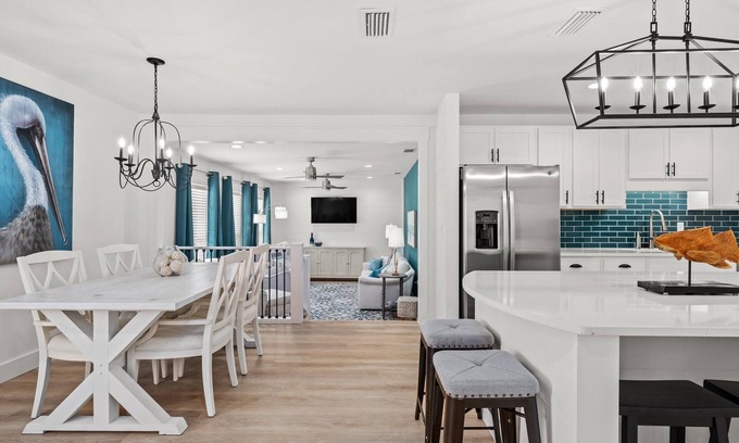 Mexico Beach House | Sleeps 10, Pet Friendly, Fully Fenced Back Yard!