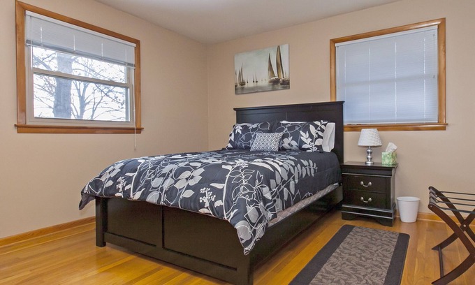 Sunset View House | *Sleeps 10/Spacious Midcentury Charmer! Minutes to Downtown/Opryland free Wifi*
