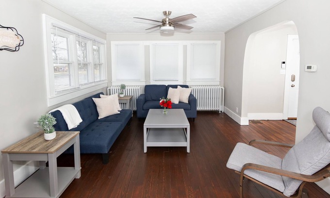 Indianapolis House | Sleeps 11! Huge 4 bd 2.5 ba Updated Farmhouse, 12 min to Downtown!