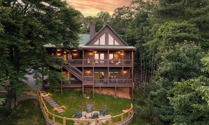 Ellijay Cabin | Sleeps 16 Lux Living w/Stunning Views! Fire pit,Game room, Hot tub, Fireplace
