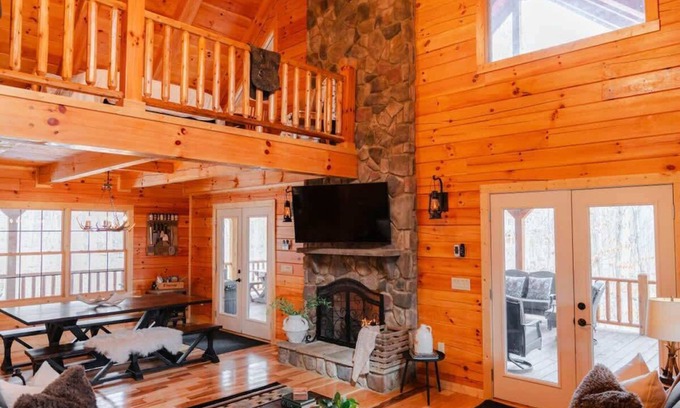 Carbon Hill Cabin | Sleeps 16! Luxury Cabin with Game Room & Hot Tub