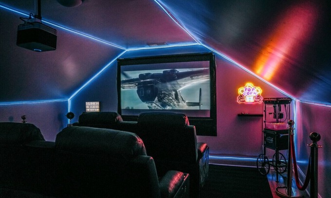 Chicago House | Sleeps 18 8BR Game Room Gym Theater