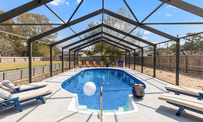 Navarre House | Sleeps 18, Heated Pool, Game Room, 10 mins to Beach