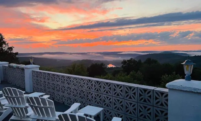 Narrowsburg House | Sleeps 19! Dine Together w/View + Pool & Sauna