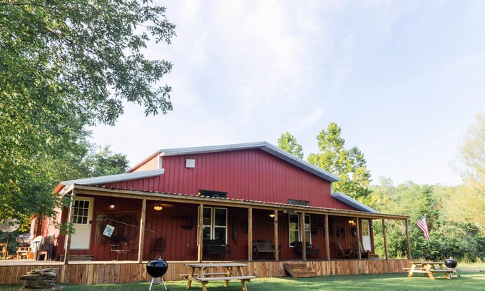 Norfork House | (Sleeps 20)Fishing Lodge Steps from the River