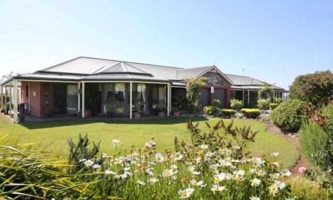 Bremer House | Sleeps 22 guests, two fully-equipped wings. a traditional , comfortable vibe