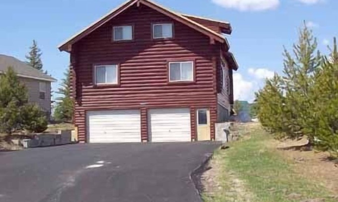 Island Park Cabin | Sleeps 26! 7 Queen, 6 Full bunk-beds, 3 br and loft (rates based on occupancy)